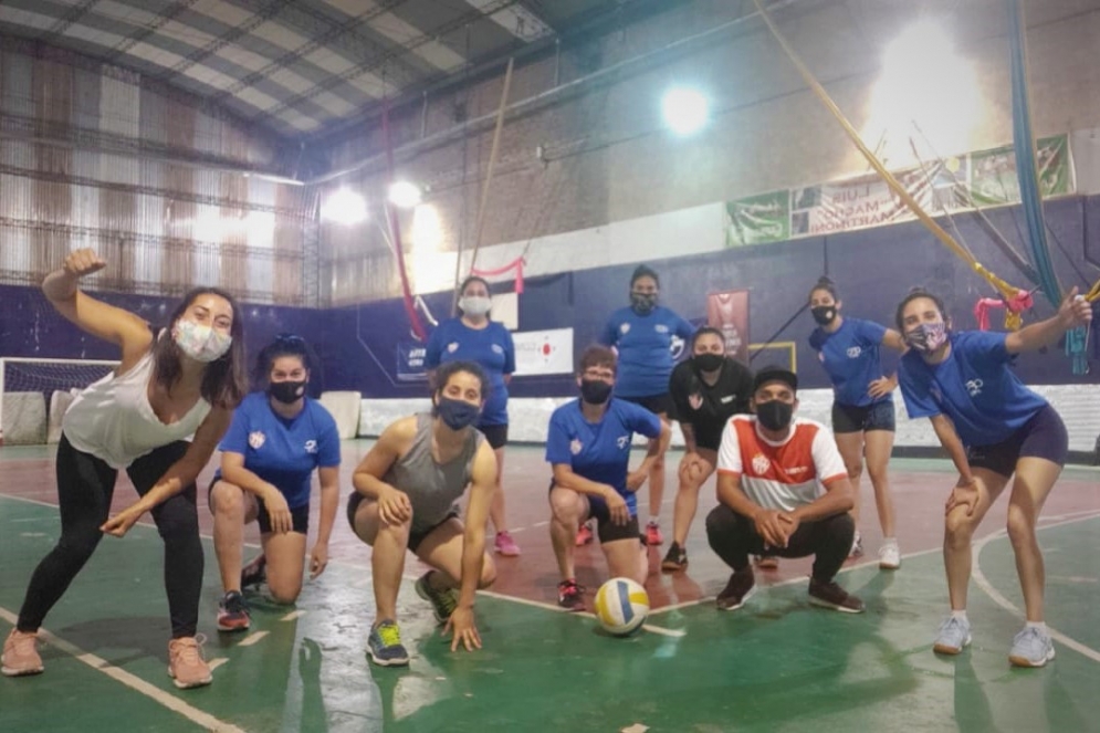 La felicidad del grupo al retomar los entrenamientos sobre piso s&oacute;lido y bajo techo. 