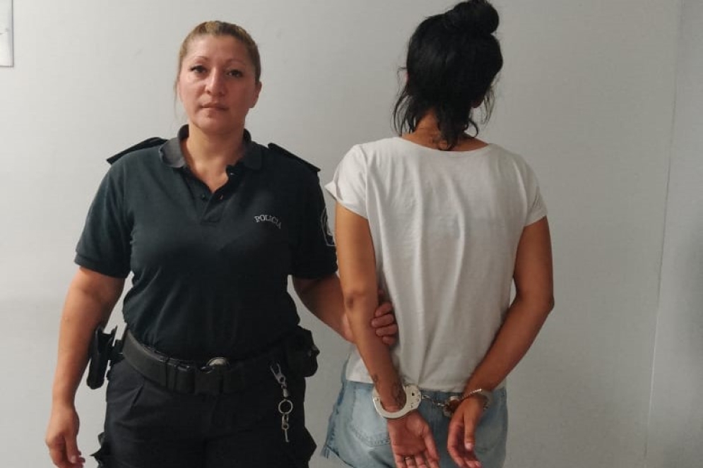 La imputada. Esposada en la dependencia policial. 