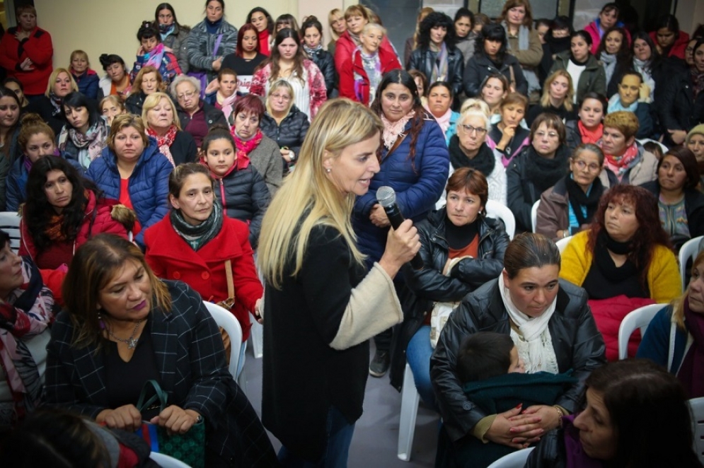 Fassi dando su discurso entre las mujeres que asistieron a la reuni&oacute;n en la sede del PJ. 