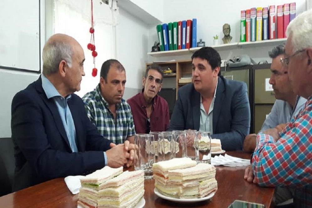 En otros momentos, el vicegobernador Salvador junto a Duhalde, P&eacute;rez Armari e Iturmendi, entre otros. 