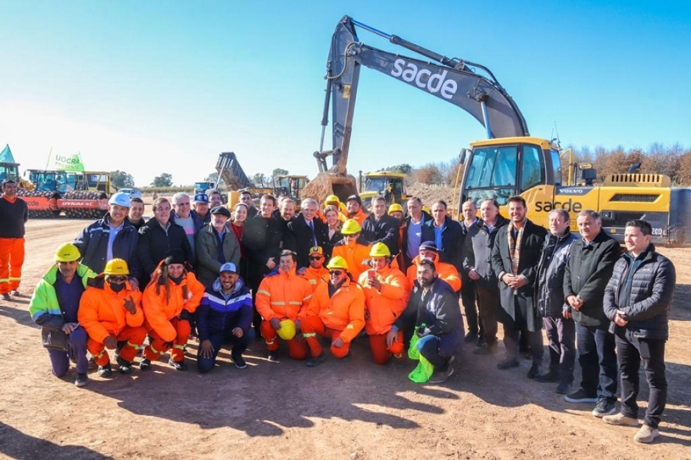 El presidente junto a funcionarios y trabajadores en la zona de la obra. 