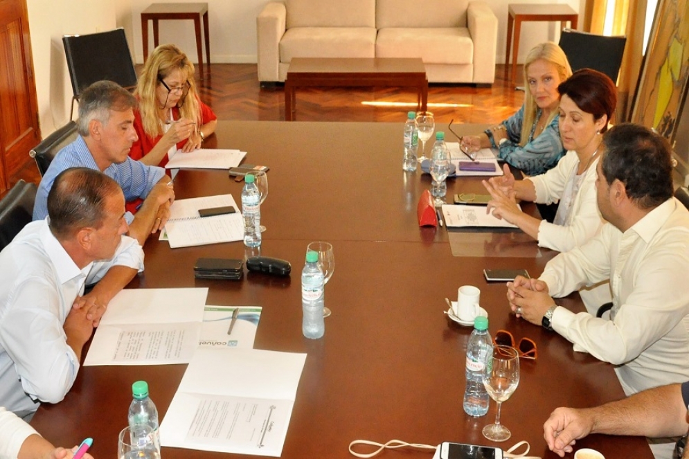 Entre notorias diferencias, el municipio se reuni&oacute; con los consejeros escolares