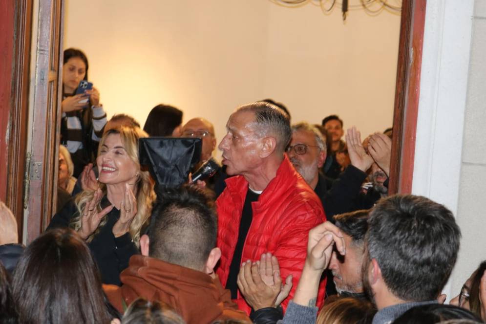 Arrieta con su cl&aacute;sica campera colorada de campa&ntilde;a.