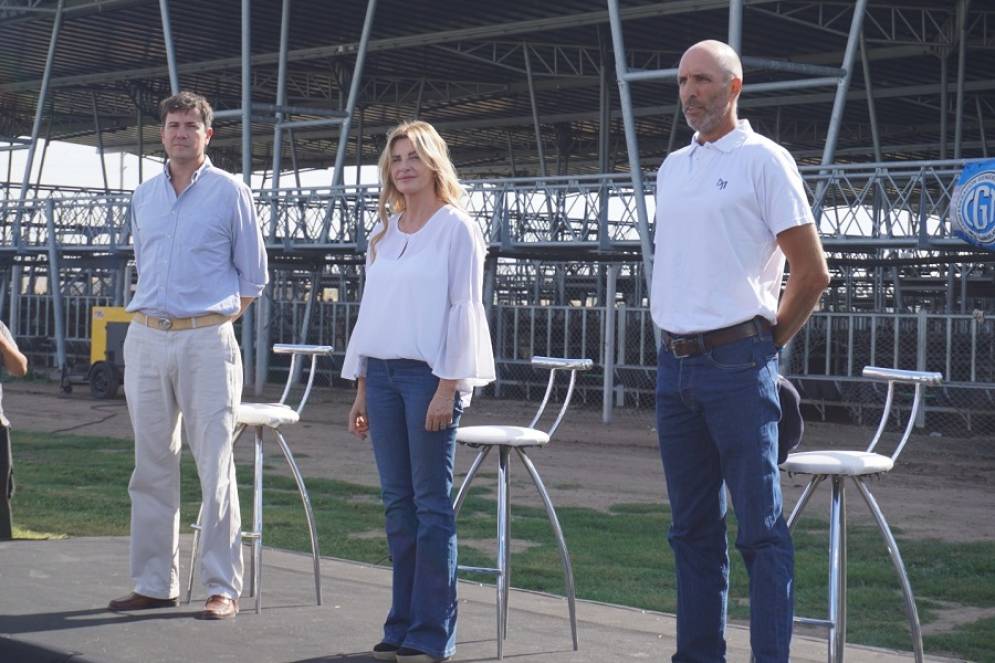 Carlos Juan Guillermo Dawney, presidente de la asociaci&oacute;n de criaderos Shorthorn; la intendenta municipal, Marisa Fassi; Y Andr&eacute;s Mendizabal, presidente del Mercado Agroganadero de Ca&ntilde;uelas.