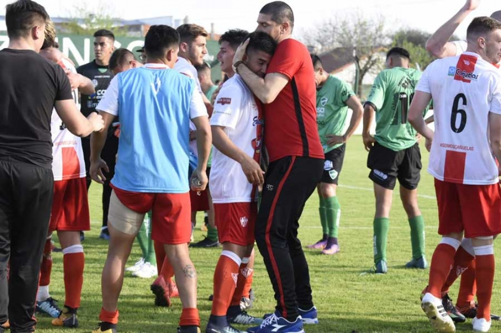 Los jugadores y el cuerpo t&eacute;cnico festejaron el triunfo. 