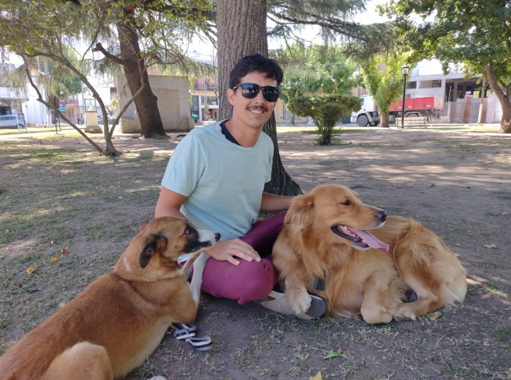 Sebasti&aacute;n es adiestrador y paseador, una novedad para Ca&ntilde;uelas.