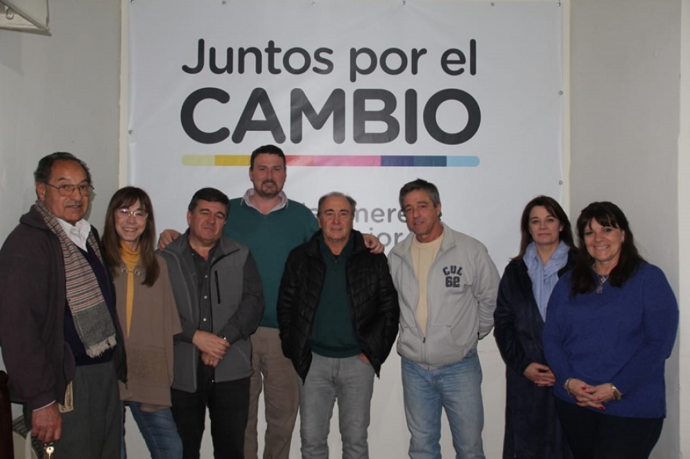 Los dirigentes junto a Santiago Mac Goey. 