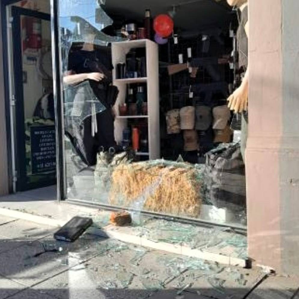 La vidriera de un local c&eacute;ntrico, estallada por los ladrones.