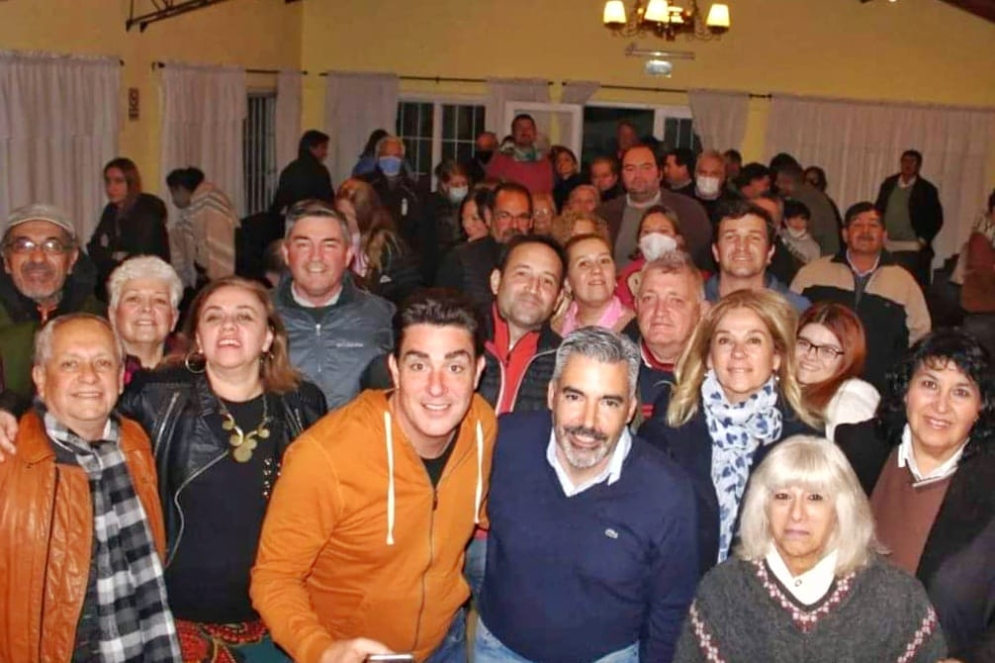 Iguacel (al centro, de naranja) en su paso por Ca&ntilde;uelas.