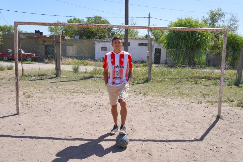 Arrieta, en la canchita del barrio que lo vio gambetear de chiquito. El lunes parti&oacute; rumbo a Europa.