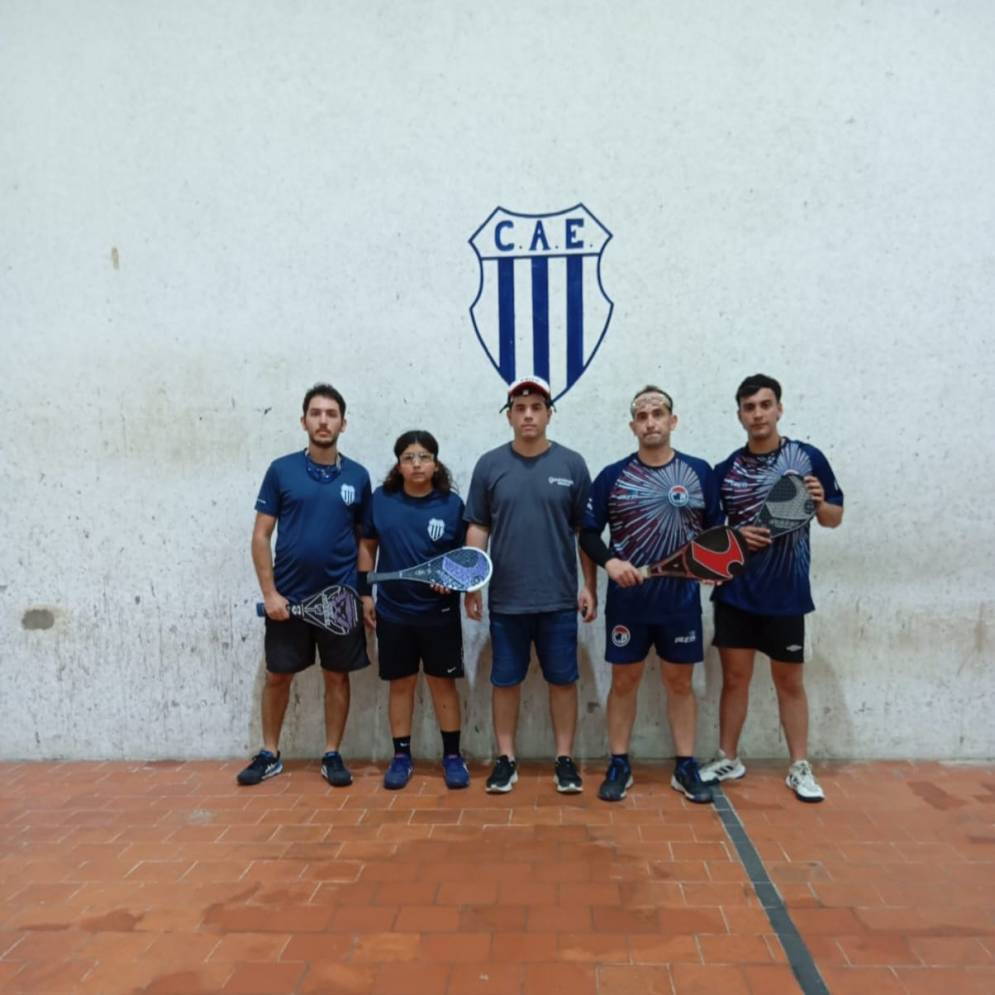 Brian Jaime, el segundo de la fila desde la izquierda, sorprendi&oacute; en la Tercera de Estudiantes.