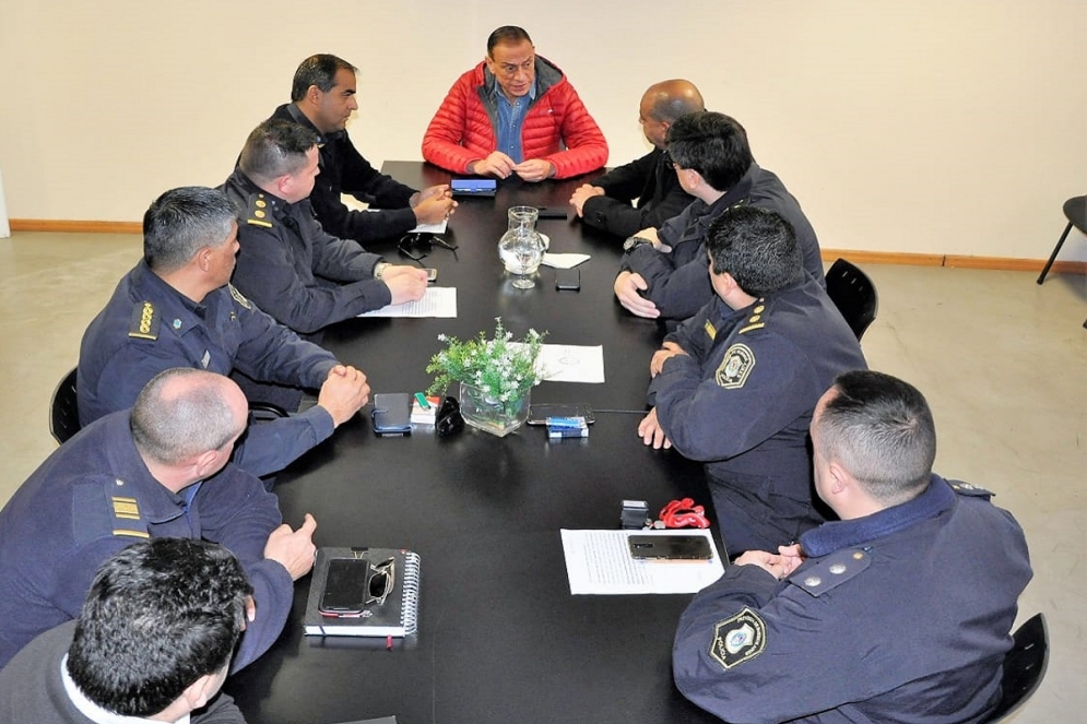 Arrieta junto a los jefes policiales. 