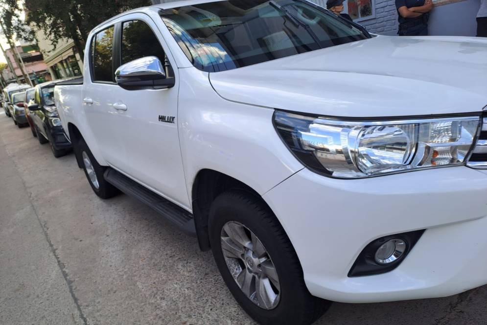 La Hilux recuperada por la polic&iacute;a hab&iacute;a sido hurtada en el partido de La Matanza.
