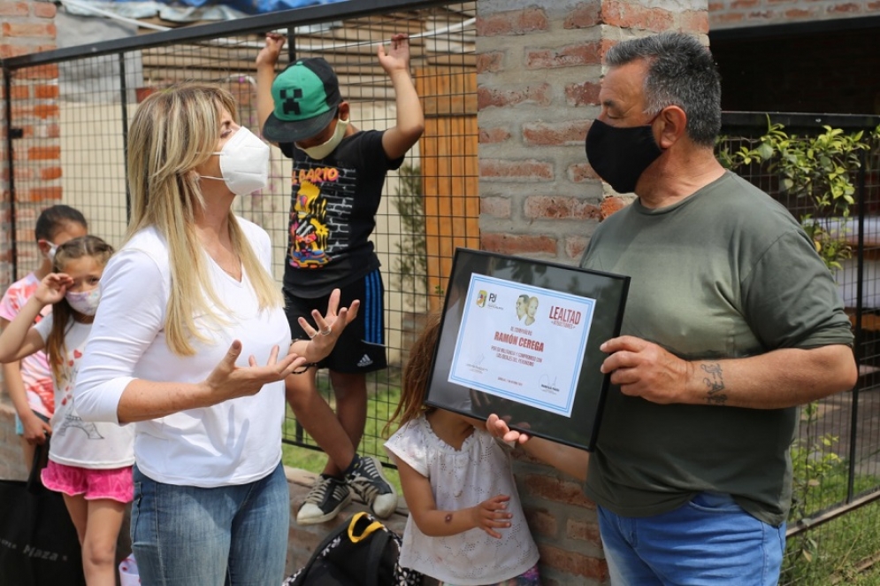Ram&oacute;n Cerega recibi&oacute; el reconocimiento de la presidenta del PJ local.