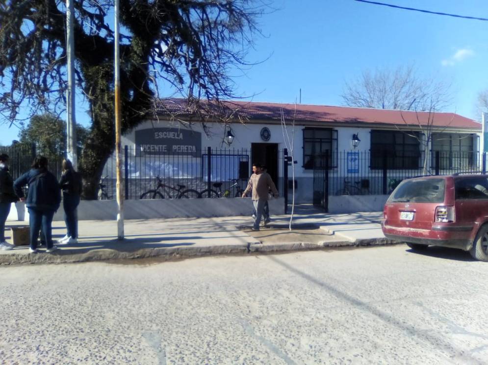 La puerta de una escuela de M&aacute;ximo Paz. 