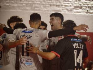 El "rojo" volvi&oacute; de Llavallol sin perder ni un set (FOTO: @cfcvoley). 