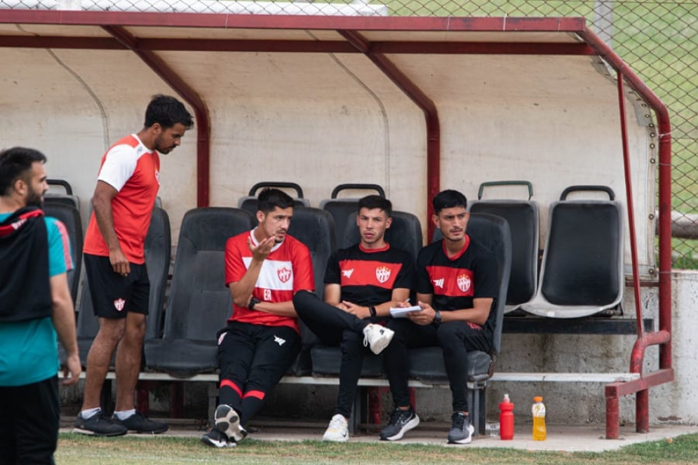 Vallejos (der.) y el resto del cuerpo t&eacute;cnico.