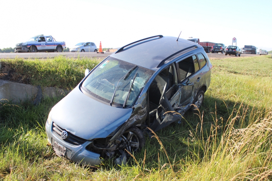 Una mujer sali&oacute; despedida luego de chocar con un cami&oacute;n