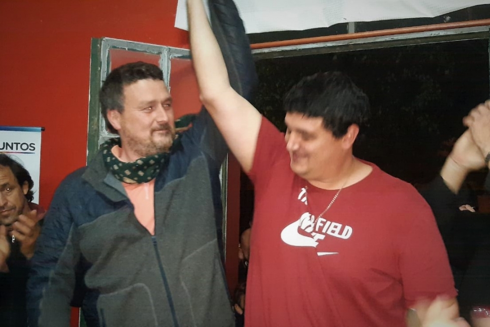 Mac Goey levantando el pu&ntilde;o de Iturmendi, el triunfador.