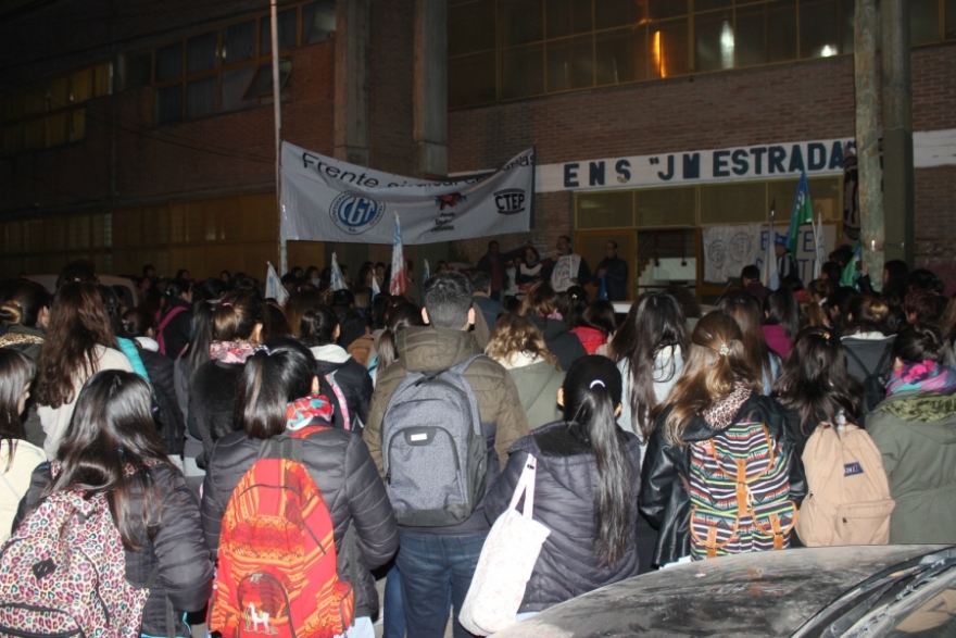 M&aacute;s de 150 personas se congregaron en apoyo de la educaci&oacute;n p&uacute;blica.