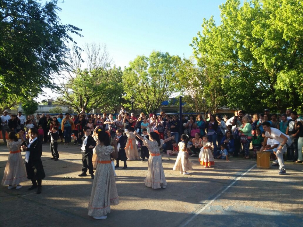 Los m&aacute;s chicos bailaron al ritmo del folclore en la Feria.