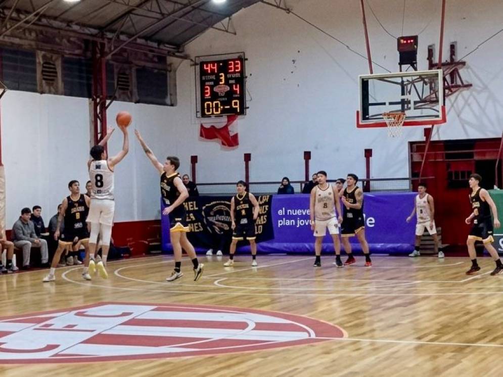 Cortes lanzando de tres (FOTO: @cfcbasquet).