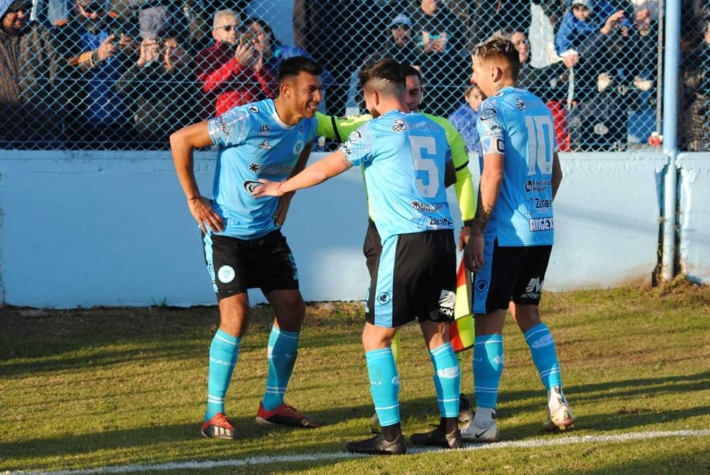 El interminable Javier Vel&aacute;zquez anot&oacute; el primero. Ph: prensa CADU.