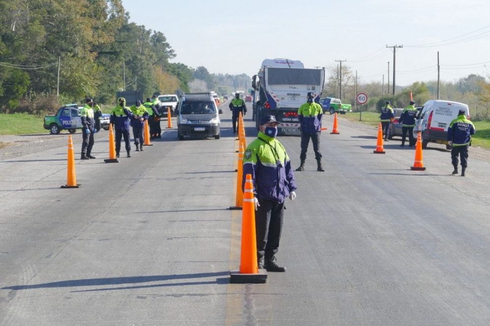 Los Polic&iacute;as deteniendo a los veh&iacute;culos que circulaban por la ruta. 