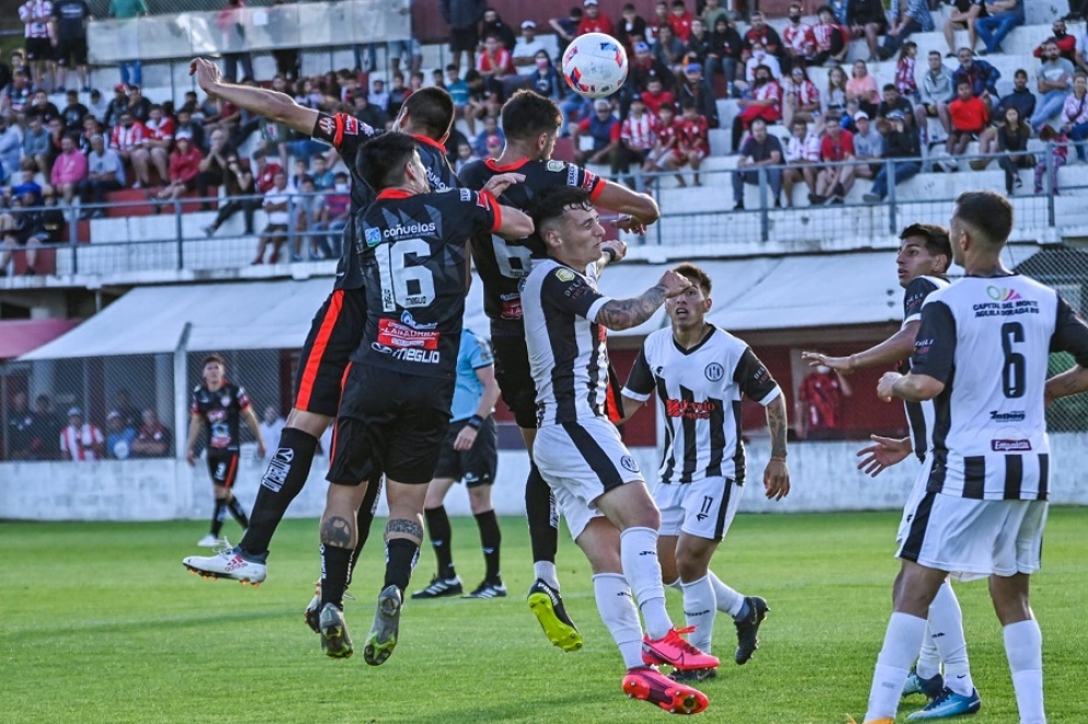 El cabezazo de Gay que marc&oacute; el empate (Foto: Jonathan Arga&ntilde;araz).