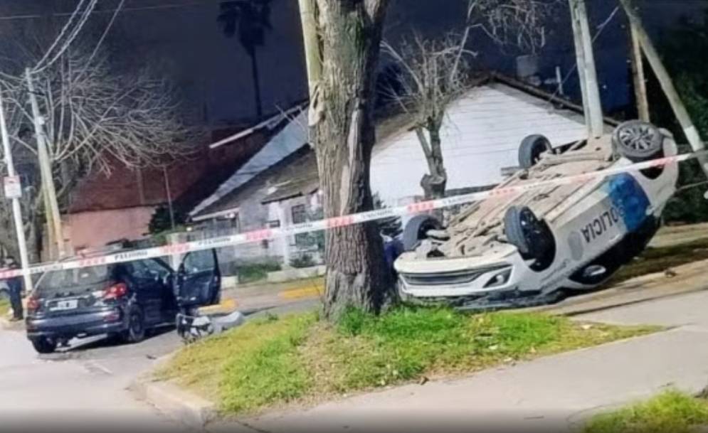 El patrullero qued&oacute; volcado sobre la vereda. (FOTO: El Cuatro TV).