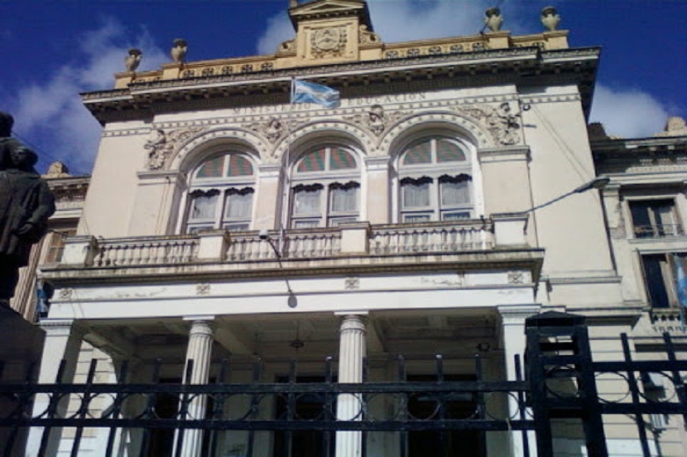 La sede de la Direcci&oacute;n General de Escuela en La Plata. 