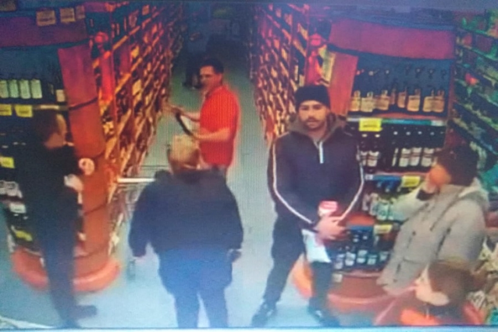 La imagen capturada del v&iacute;deo del comercio en el momento de la detenci&oacute;n. 