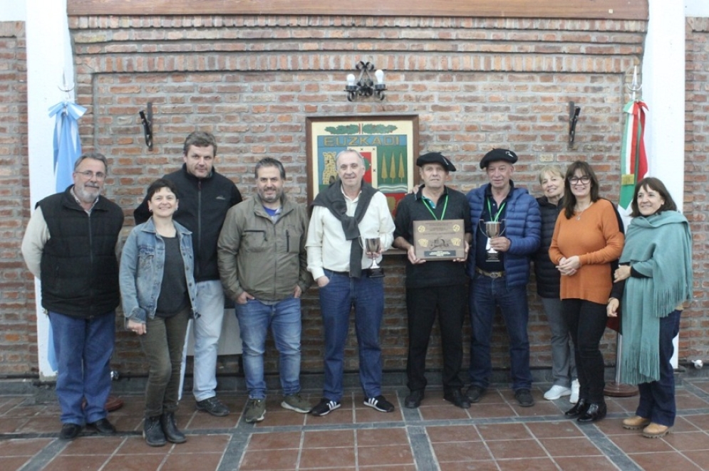 Los ca&ntilde;uelenses fueron recibidos en el Centro Vasco "Denak Bat".