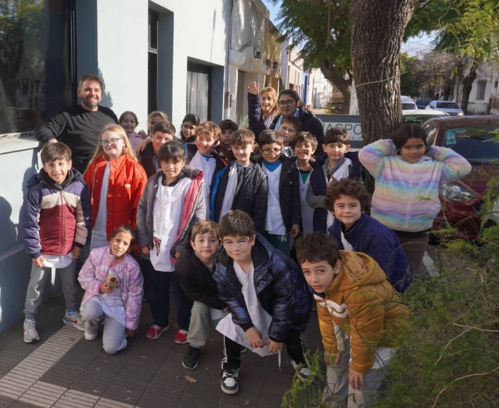 Luego de la visita, la delegaci&oacute;n se tom&oacute; una foto con Enzo Peralta, director del medio.