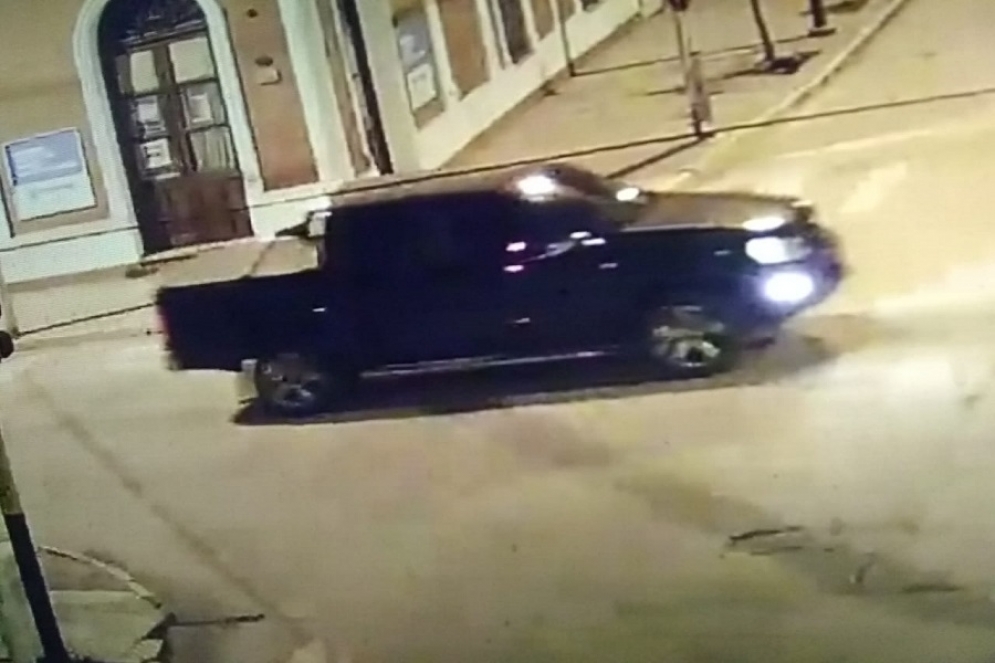 Las c&aacute;maras de seguridad registraron la camioneta.