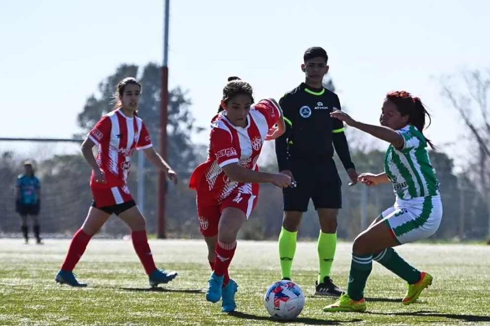 Martina Iraola escapando a la marca de la jugadora del "verde". (Cr&eacute;ditos: Jonathan Arga&ntilde;araz) 