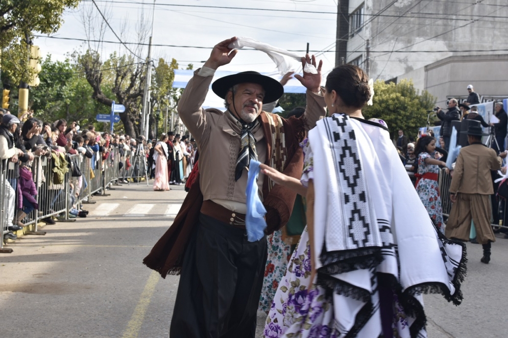 Del festejo participaron m&aacute;s de un centenar de bailarines, 250 jinetes y una extensa muestra de sulkys, chatas y m&aacute;quinas de campo.