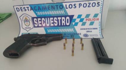 Motochorros robaron tres telefonos a punta de pistola: los atrap&oacute; la polic&iacute;a
