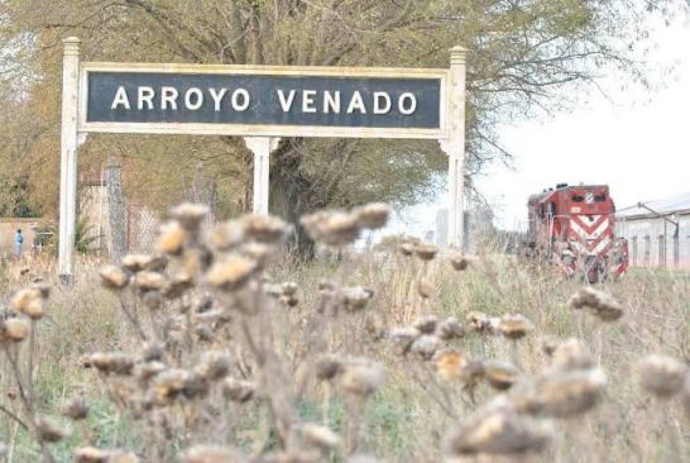 El pueblo tiene 100 habitantes.