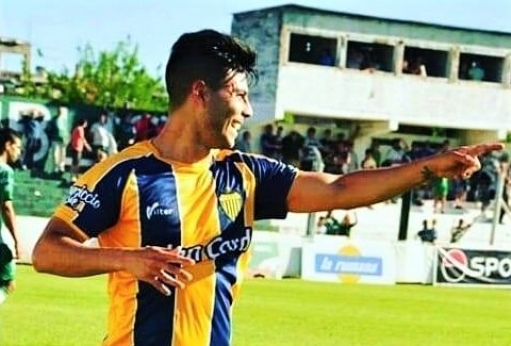 Con la casaca del "Docke" Cariaga marc&oacute; un gol en la final por el segundo ascenso, en el estadio de Independiente frente a Deportivo Merlo. 