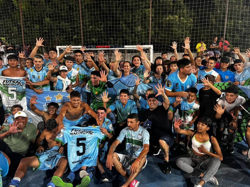 Manos arriba. El poli de M&aacute;ximo Paz se hizo ancho en los penales y festej&oacute; en Ezeiza.