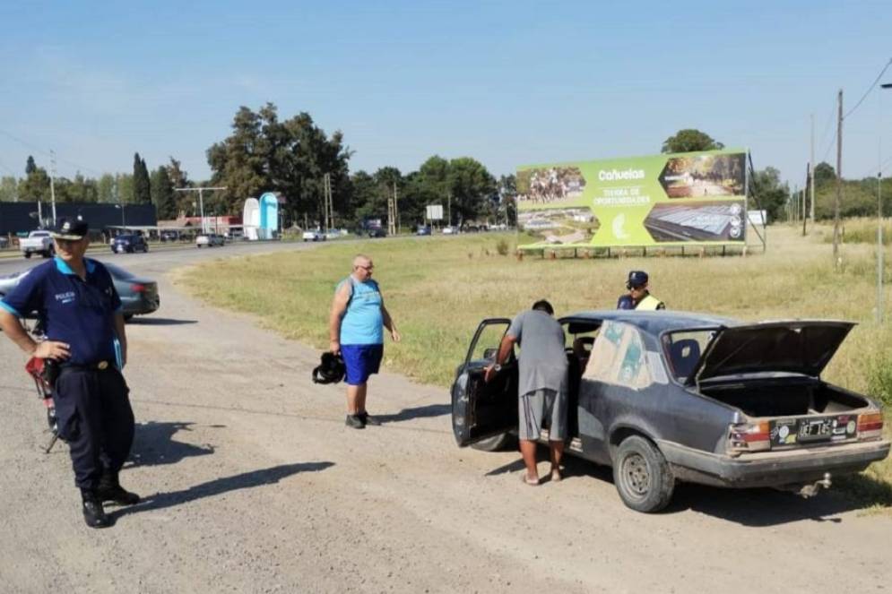 El implicado cerca del veh&iacute;culo.