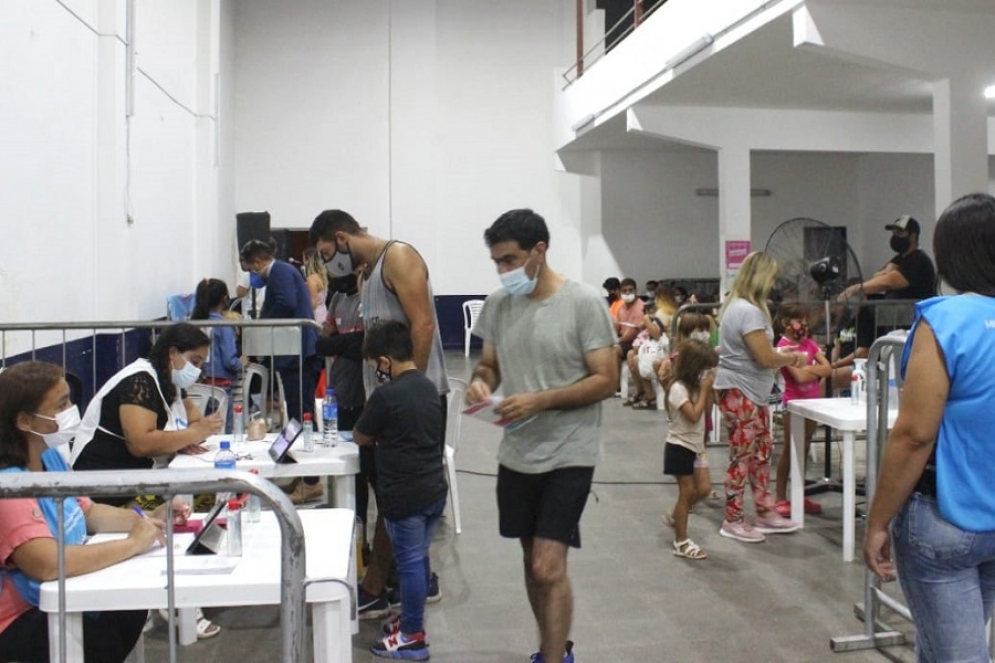 interior del vacunatorio  del Club San Mart&iacute;n.
