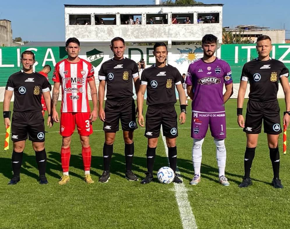 La foto que nunca sale: capitanes y autoridades antes del pitazo&nbsp;inicial.