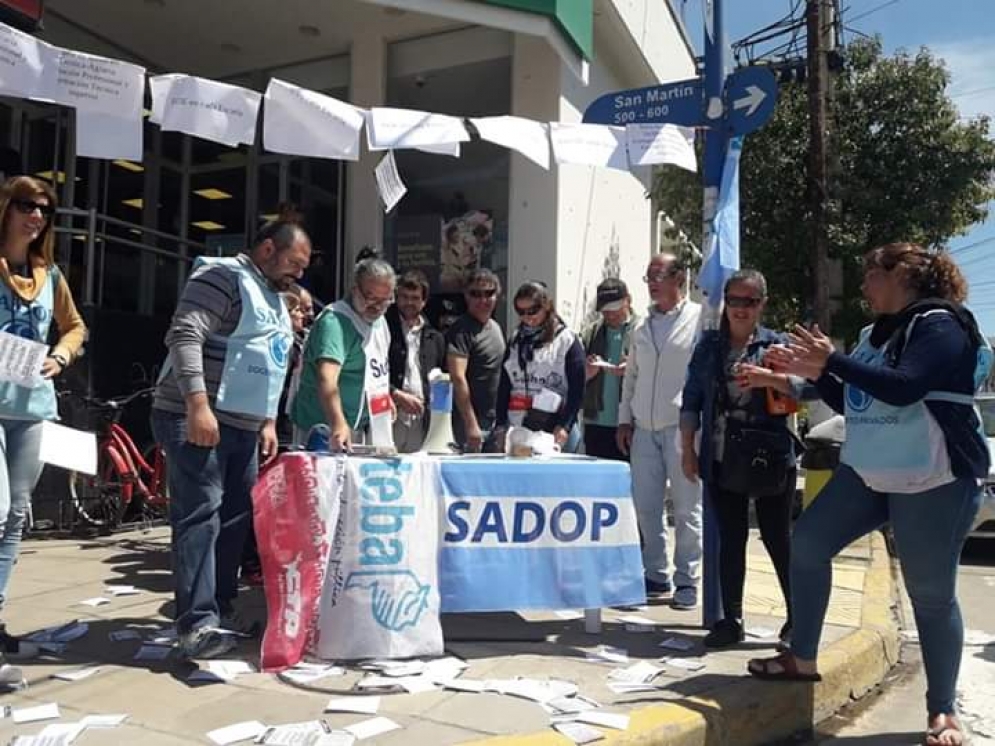 Se realiz&oacute; un Papelazo Docente