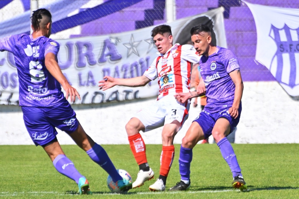 El "Polaco" Guerrero Ruiz presionando la salida de "Saca".