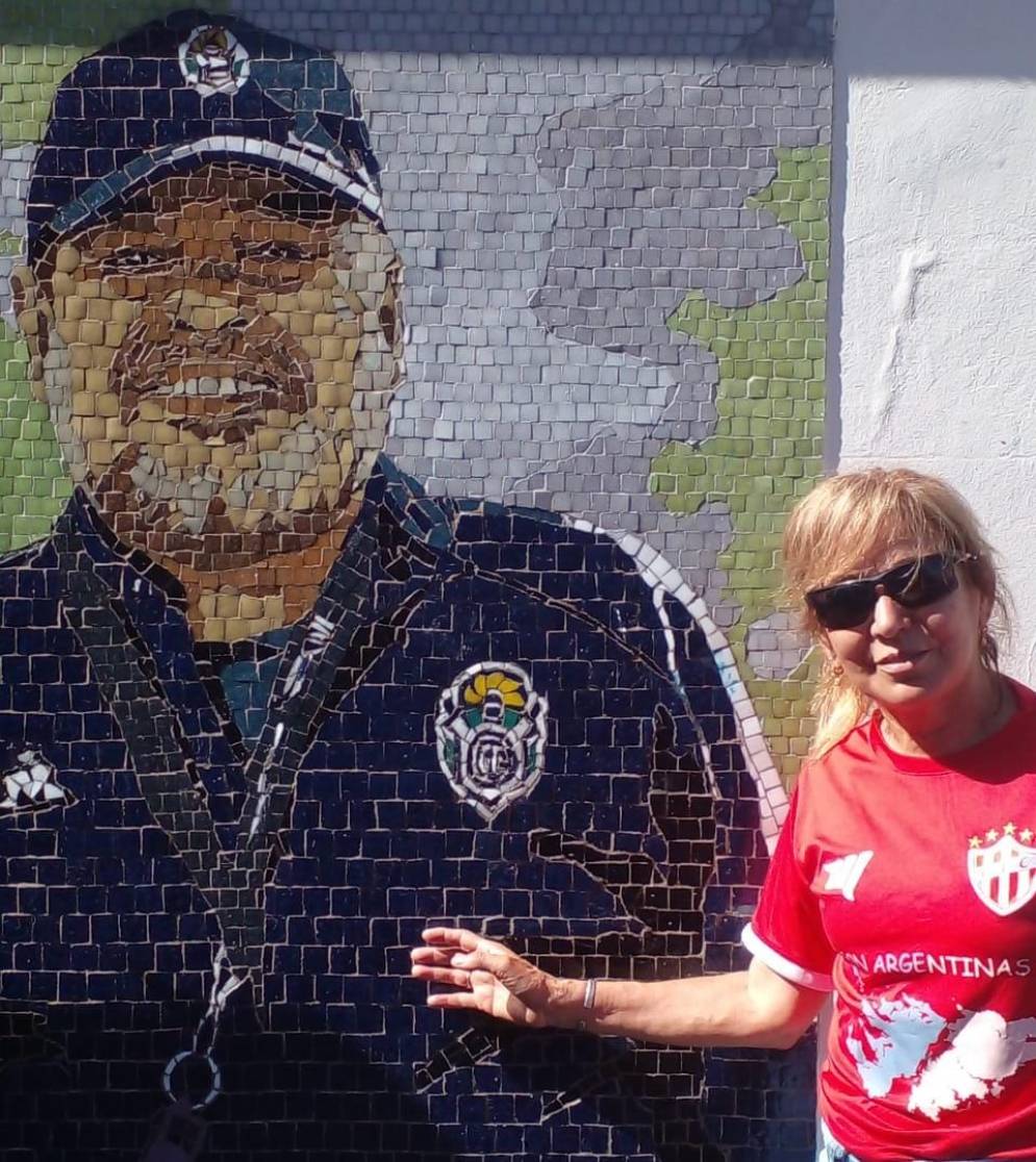 Dominguez, con un mural de Diego de&nbsp;fondo.