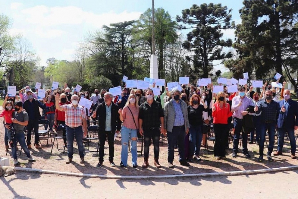 La entrega de certificados y aportes se realiz&oacute; en la Plaza Centenario.