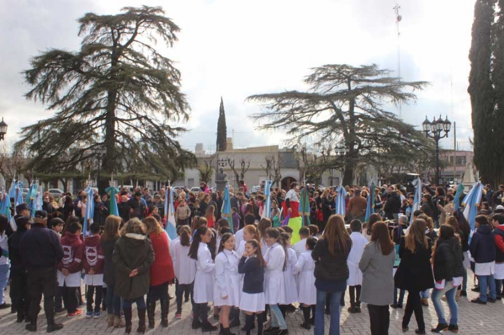 Funcionarios, estudiantes y docentes en la fr&iacute;a tarde.