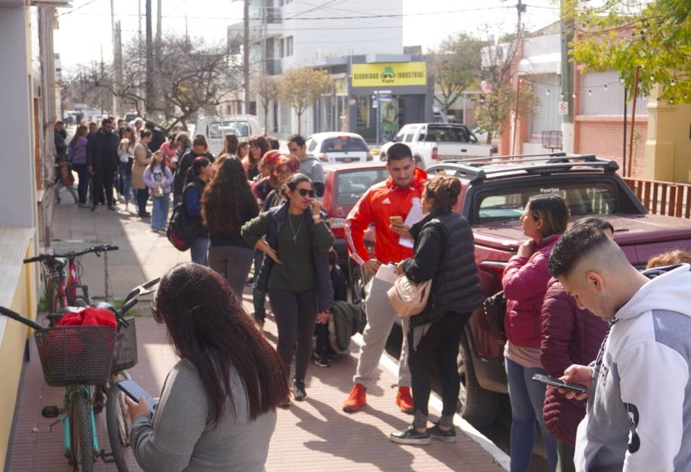 La hilera de ca&ntilde;uelenses, esperando para inscribirse al programa de terrenos. 